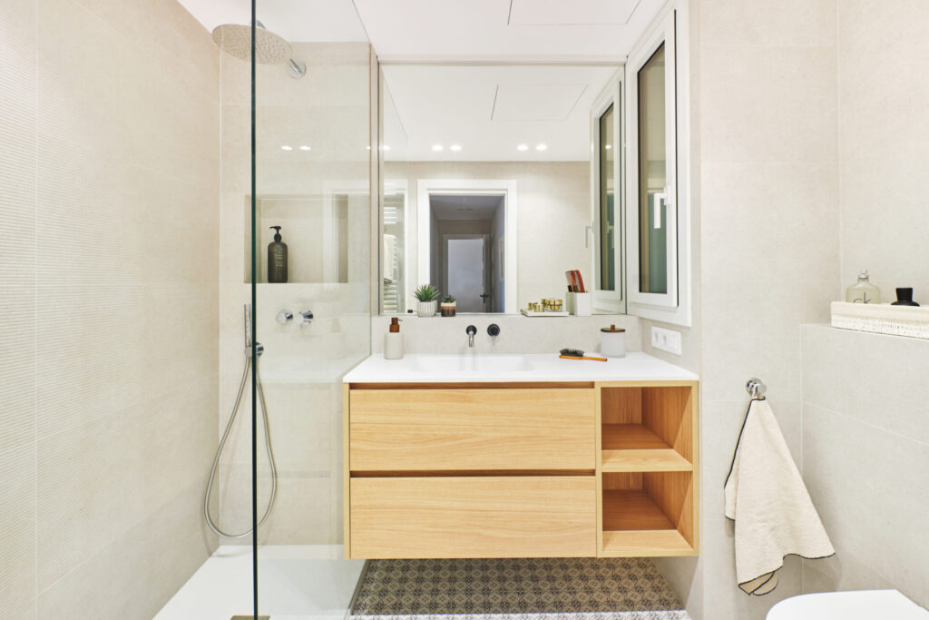 baño moderno blanco y madera
