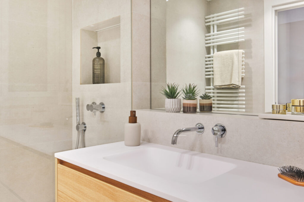 baño moderno blanco y madera