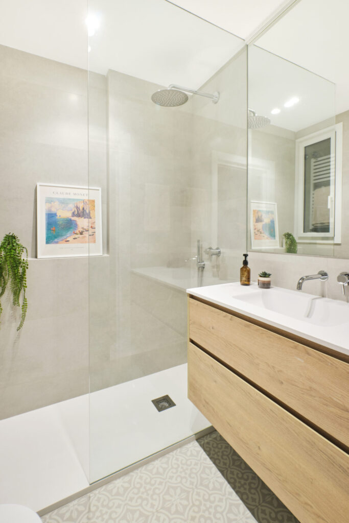 baño moderno blanco y madera